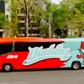Diablos Rojos del México estrenan autobús con la imagen de Ramoncito
