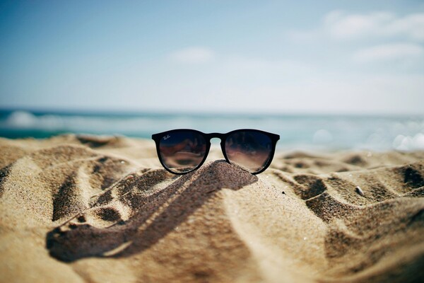 Lentes de sol en la playa 