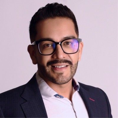 Por:  Juan Montes, Founder & CEO • Writer • Speaker • Advisor • CX • Data • AI • Neuroscience • Psychoanalysis