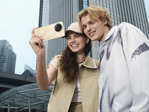 Pareja joven tomándose selfies con el nuevo realme 11 5G