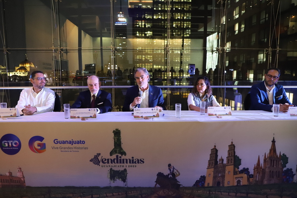 Voceros y participantes en la conferencia de prensa de las Vendimias 2023 en Guanajuato, México