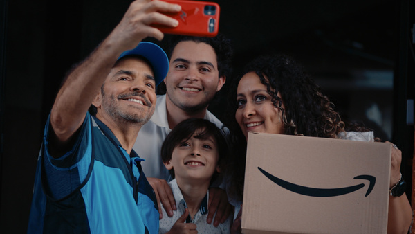 Eugenio Derbez tomándose una selfie con los clientes de Amazon Prime