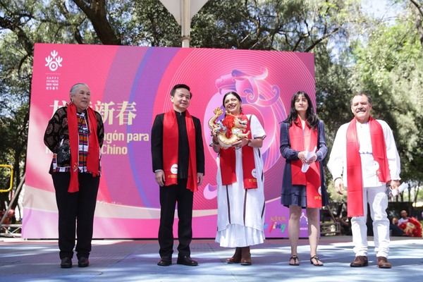 El Embajador de China en México y Alejandra Frausto durante la celebración del Año Nuevo Chino en CDMX