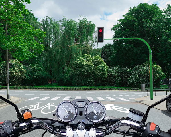 Motocicleta frente a un semáforo