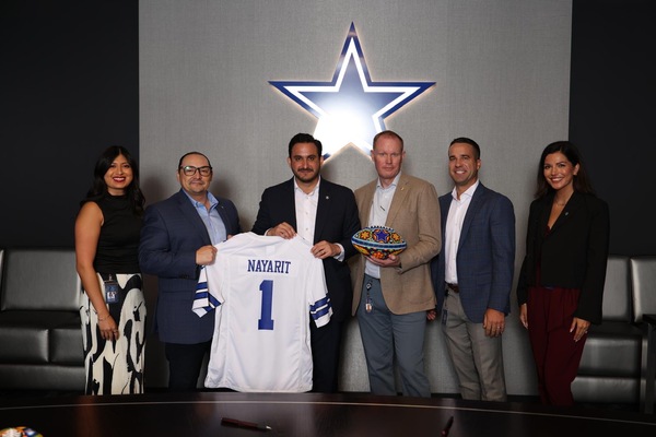 Firma del acuerdo entre Dallas Cowboys y el estado de Nayarit