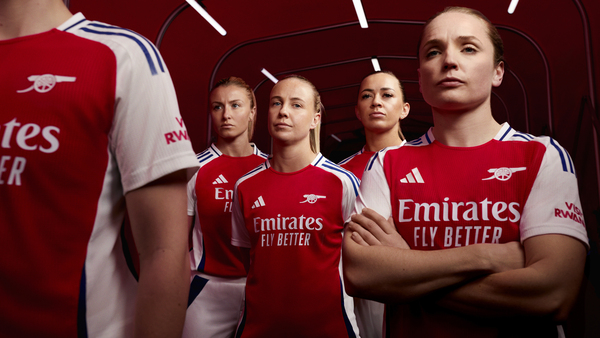 Mujeres posando con el nuevo uniforme del Arsenal