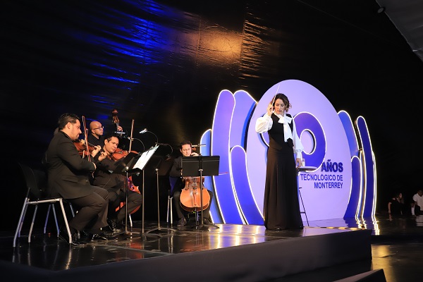 La directora de orquesta Alondra de la Parra  y el liderazgo desde el atril