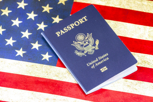 Pasaporte americano sobre la bandera de EUA