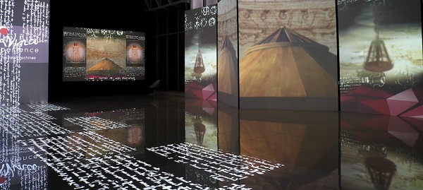 Da Vinci Experience abre sus puertas en Plaza Carso   Sensea Immersive, bajo la producción de Crossmedia Group, trae de vuelta Da Vinci Experience, la espectacular exposición inmersiva que presenta réplicas de alguno de los inventos del genio del Renacimiento, así como la reproducción de sus obras emblemáticas, con ayuda de la tecnología.  La exhibición curada y avalada por Roberta Barsanti, directora del Museo Leonardiano en Vinci, ciudad natal del pintor, abrirá sus puertas a partir del 11 de junio en Plaza Carso, donde los visitantes harán un viaje de 360 grados para conocer el legado de Leonardo da Vinci, hombre visionario que incursionó en múltiples campos como la invención, astronomía, escultura, ingeniería, escritura y pintura, entre otros.  En esta ocasión, Da Vinci Experience exhibirá 17 reproducciones de máquinas –siete piezas más que en la muestra anterior–, las cuales fueron elaboradas por artesanos italianos, con herramientas y técnicas del siglo XVI, con base en los dibujos del artista.  “Cada uno de los modelos está hecho a mano y cuidado a detalle, de acuerdo con los modelos y funciones originales. Entre las máquinas voladoras, destacan el aliante, de cinco metros de altura; el ornitóptero, de cuatro metros de altura, diseñado para elevarse emulando el movimiento de alas de las aves; además contaremos con una espectacular réplica del tanque de guerra diseñado por Da Vinci, a través del cual pasarán todos los visitantes”, explicó Filippo Pandolfini, director general de Sensea México.  La nueva sede de Da Vinci Experience tiene una superficie superior a 1000 metros cuadrados, más del doble que la primera exhibición, que ahora incluye una experiencia doble bajo la temática de La Última Cena, en la que el público tendrá la oportunidad de interactuar y revelar la famosa imagen sobre una pantalla de ocho metros de ancho por tres de alto, a partir de sensores de movimiento de tecnología Kinect. También, podrán formar parte de esta creación de Leonardo da Vinci y p