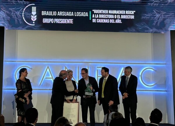 Entrega del Premio al Mérito Restaurantero a Braulio Arsuaga