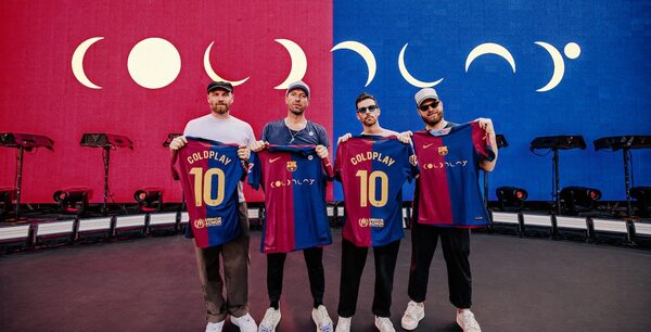 Cold Play sosteniendo las camisetas edición especial con el BarÇa y Spotify