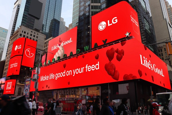 Time Square con los logos de LG en sus pantallas 