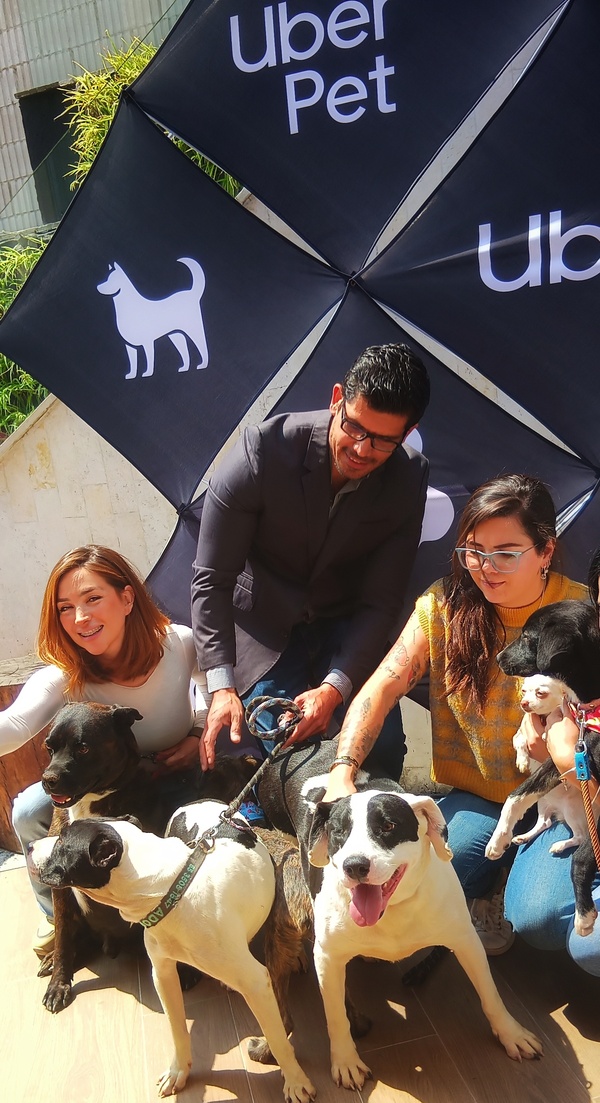 El equipo de adopta MX durante la presentación de Uber Pet 