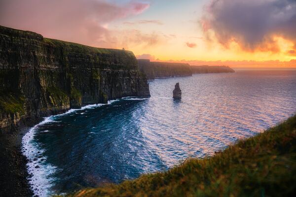 Foto de un paisaje irlandés en el que se observa el mar y la montaña
