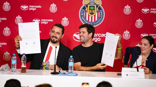 Foto de la firma del patrocinio deportivo