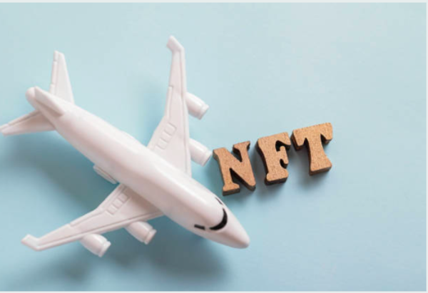 Foto de un avión de juguete junto a las siglas NFT