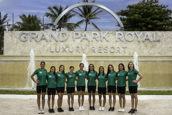 La Selección Mexicana de Natación Artística posando en el Grand Park Royal 