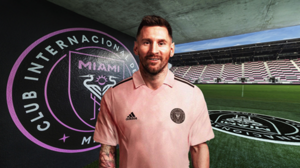 Lionel Messi con el logo de Inter de Miami de fondo