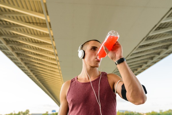 Consumo excesivo de bebidas energizantes y electrolíticas puede afectar la salud renal