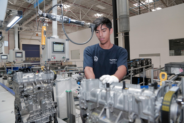 Joven trabajando en una maquila