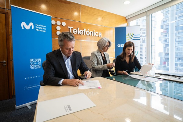 Firma del acuerdo de cooperación entre Telefónica Movistas México y la Organización de Estados Iberomaericános