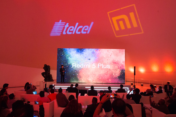 La compañía Xiaomi, anuncia su alianza estratégica con Telcel, gracias a lo cual los smartphones de Xiaomi estarán disponibles en más de 400 tiendas de Telcel en la república mexicana, con fines de ampliar la expansión en la red minorista de Telcel. De esta manera, Xiaomi y Telcel lanzaron juntos el Redmi 5 Plus, un dispositivo con una cámara de amplios pixeles, pantalla full-screen de 18:9 y una batería de larga duración (4000 mAh).  Estará disponible el equipo de 3GB+32GB a partir del 23/mar a precios accesible.  Xiaomi también reintrodujo Redmi Note 5A, un teléfono inteligente de gama baja que ofrece un gran valor a los usuarios al integrar una pantalla de 5.5 pulgadas y una cámara de enfoque automático de 13 megapíxeles, disponible a partir del 23 /mar. GB+16GB).  Steven Wang, director de Marketing y Expansión de Xiaomi a nivel global, señaló que “Xiaomi ha estado en México por ya casi un año y no hay mejor manera de celebrar nuestro primer aniversario que anunciando una gran alianza con Telcel. Con este gran acuerdo y productos como el Redmi 5 Plus, nos emociona pensar en el gran viaje que nos espera por México”. Por su parte, Patricia Hevia, Directora de Operaciones de la Región 9 de Telcel comentó que “estamos muy felices con la alianza entre Telcel y Xiaomi. Las dos compañías compartimos el mismo valor de innovación, ofreciendo la mejor experiencia a nuestros usuarios. Celebramos el que nuestros consumidores vivirán la experiencia única de los productos Xiaomi por medio de nuestra red”. Los dos teléfonos estarán disponibles a través de los planes Telcel Max sin Límite y Amigo Kit. Xiaomi es la primera compañía tecnológica en traer el concepto full-screen y convertirlo en tendencia, con el lanzamiento del Mi MIX en 2016. El Redmi 5 Plus ahora brinda el mismo beneficio, además de una pantalla más grande, manteniendo el tamaño compacto del dispositivo. Los teléfonos Redmi siempre han llevado lo mejor de la tecnología a increíbles precios a todos los usuarios a nivel mundial. Además de una pantalla de 18:9, e