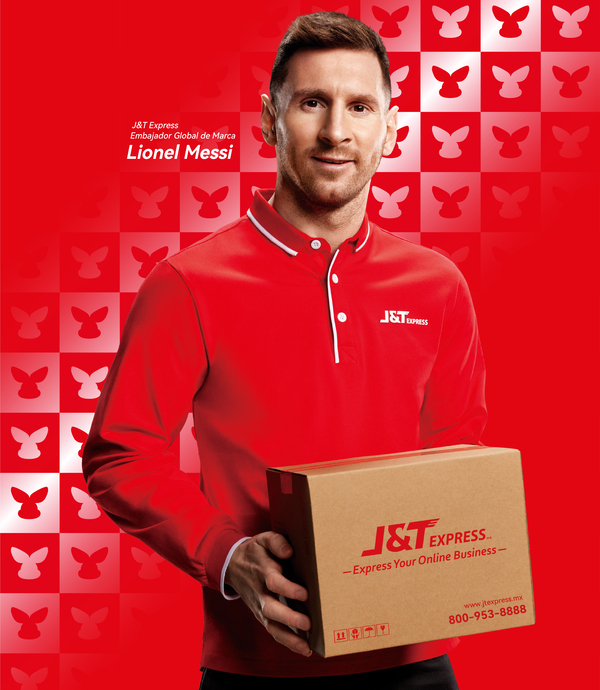 Lionel Messi luciendo el uniforme de J&T Express mientras sostiene una caja de la compañía