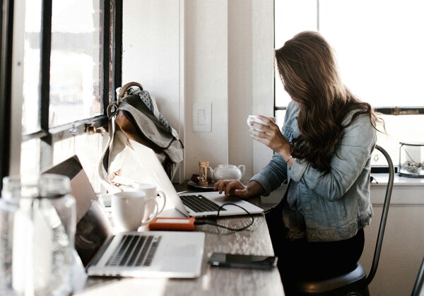 Mujer trabajando en su computadora