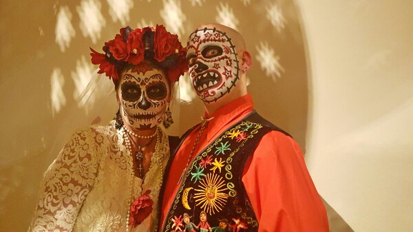 Pareja disfrazada como calaveras de azúcar