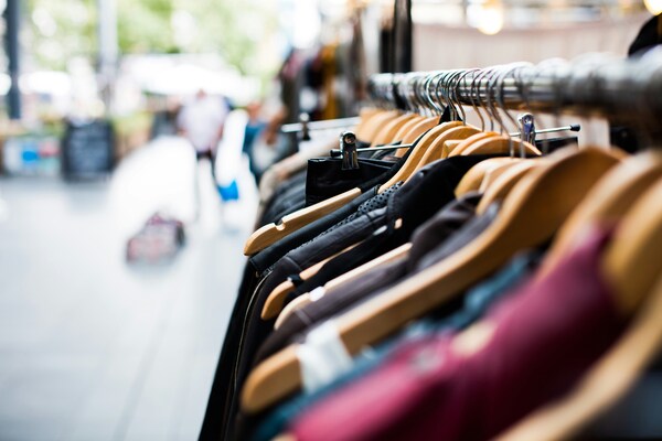 Ropa de segunda mano en un exhibidor