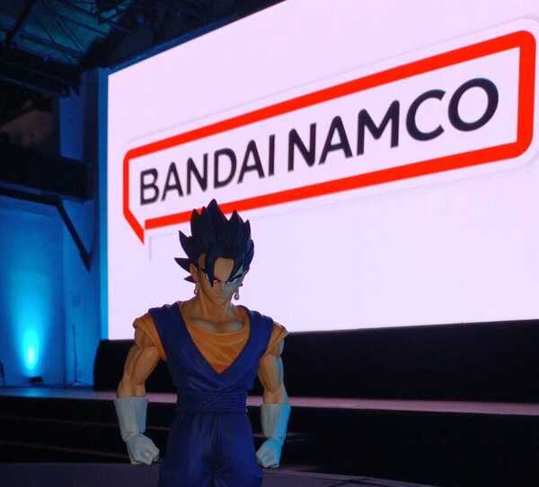 Foto de Goku con el logo de Bandai Namco de fondo