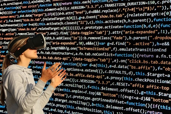 Mujer con lentes de realidad virtual mirando un muro lleno de código de programación