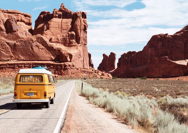 Una combi recorre un paisaje rocoso