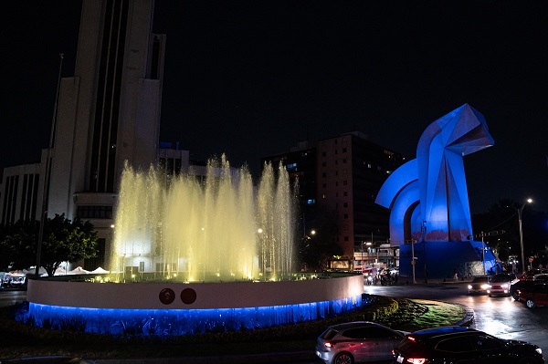  Alerta Obesidad: Monumentos Emblemáticos se Visten de Azul por la Salud