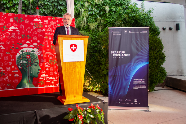 Embajador de Suiza en México dando un discurso