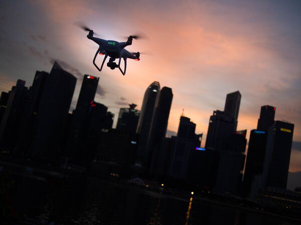 Un dron sobrevolando la ciudad en el atardecer