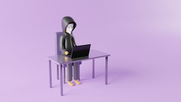 Hacker en una laptop