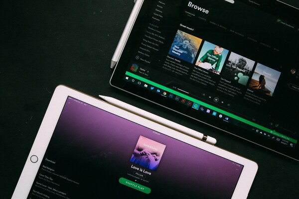 Dos pantallas con Spotify en el home