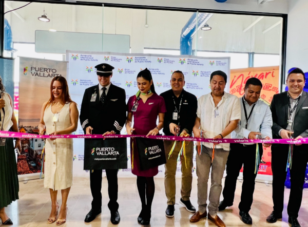 Foto de la inauguración de las nuevas rutas de Volaris que conectan a la región con Mexicali y Culiacán