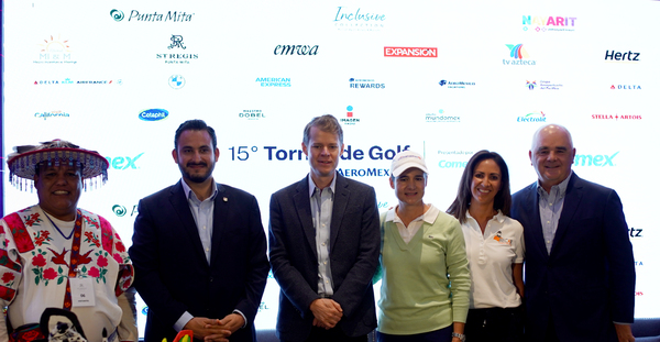 Foto de Lorena Ochoa y los participantes en la conferencia de presentación de 15º Torneo de Gold de Aeroméxico