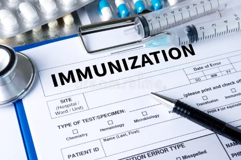 8 recomendaciones de la OMS para la inmunización contra COVID-19   Tras declarar el fin de la emergencia sanitaria por COVID-19, la Organización Mundial de la Salud (OMS) invitó a todos los países a seguir ciertas recomendaciones, que se resumen en 8 puntos clave:  1-Incluir la inmunización contra la COVID-19 como parte de los programas de vacunación a lo largo de toda la vida. 2-Proseguir los esfuerzos para aumentar la inmunización contra la COVID-19 de todas las personas pertenecientes a grupos de alta prioridad. 3-Integrar la vigilancia de patógenos respiratorios y seguir notificando datos a la OMS. 4-Estar preparados para la concesión de licencias de vacunas, agentes de diagnóstico y tratamientos, todo ello dentro de las directrices normativas nacionales, garantizando el suministro y la disponibilidad a largo plazo. 5-Facilitar la investigación para mejorar las vacunas y comprender mejor el síndrome de COVID prolongado. 6-Mantener los controles sanitarios existentes. 7-Proporcionar asistencia sanitaria a las personas que viven con los efectos a largo plazo del síndrome COVID-19.2 8-Prepararse para futuras pandemias.