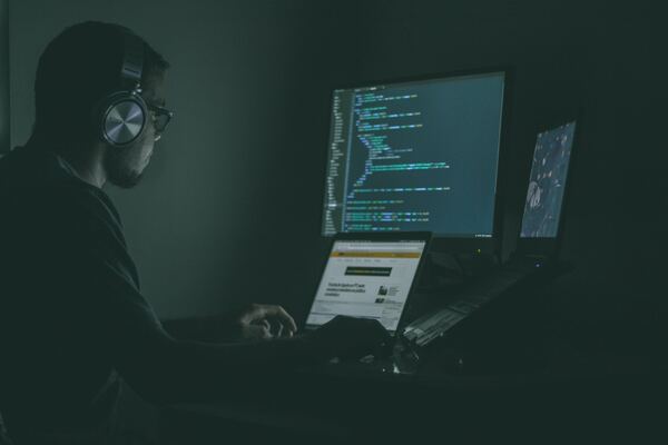 Hacker trabajando desde su PC
