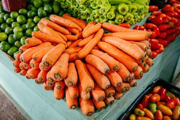 Verduras sobre el mostrador de un mercado 