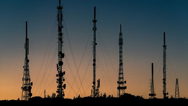 Antenas de telecomunicaciones en el ocaso