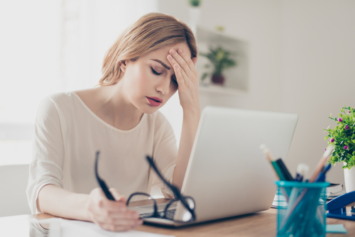 Mujer dolor de cabeza