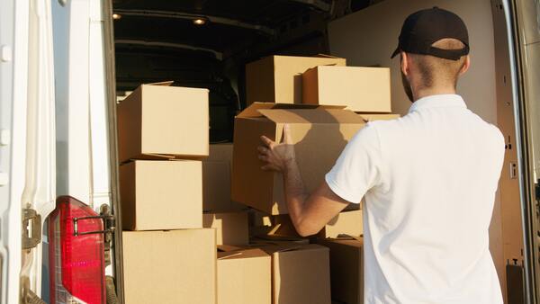 Repartidor extrayendo unas cajas de su camioneta