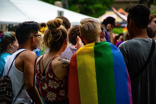 Personas de la comunidad LGBTQ+ en un evento al aire libre