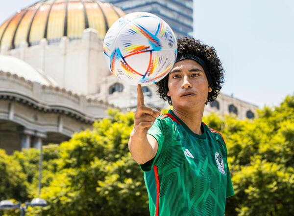 Futbolista amateur sosteniendo un balón en su dedo índice