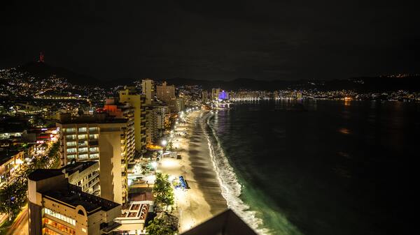 Puerto de Acapulco de noche