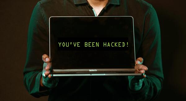 Foto de una computadora cuya pantalla dice "has sido hackeado". 